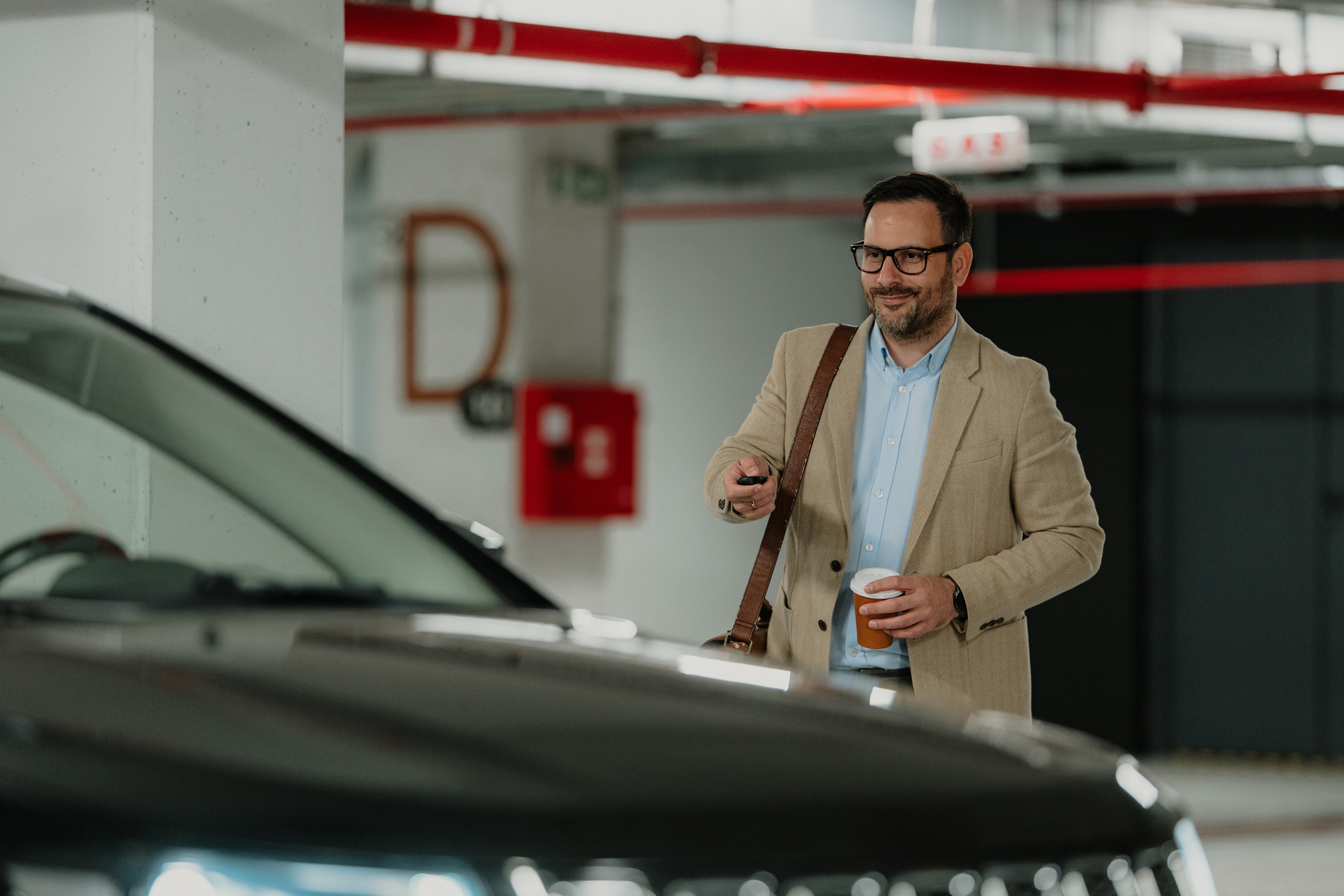 Geschäftsmann am Firmenwagen